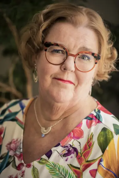 Kuva kirjailijasta Tuija Lehtinen
