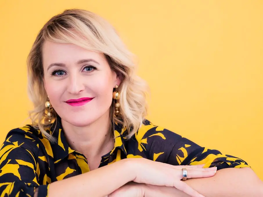 Tunteet ovat työyhteisöille voimavara – vanhat ajatusmallit joutavat romukoppaan Camilla Tuomisen suositussa uutuuskirjassa