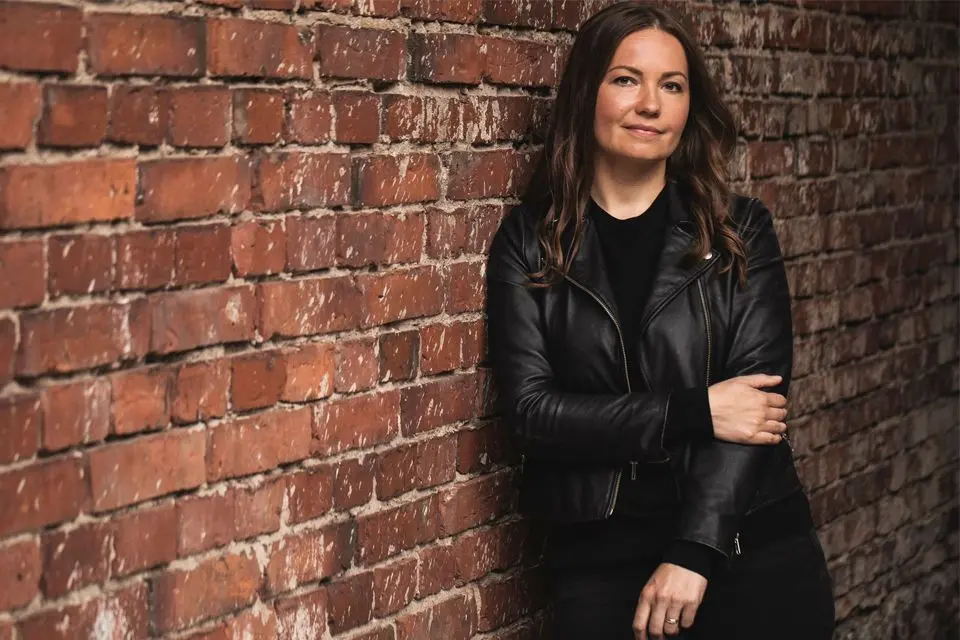 Eeva Loukon esikoisdekkari Onnellisten saari on täynnä koukuttavia juonenkäänteitä ja herkullisia ihmissuhdesotkuja
