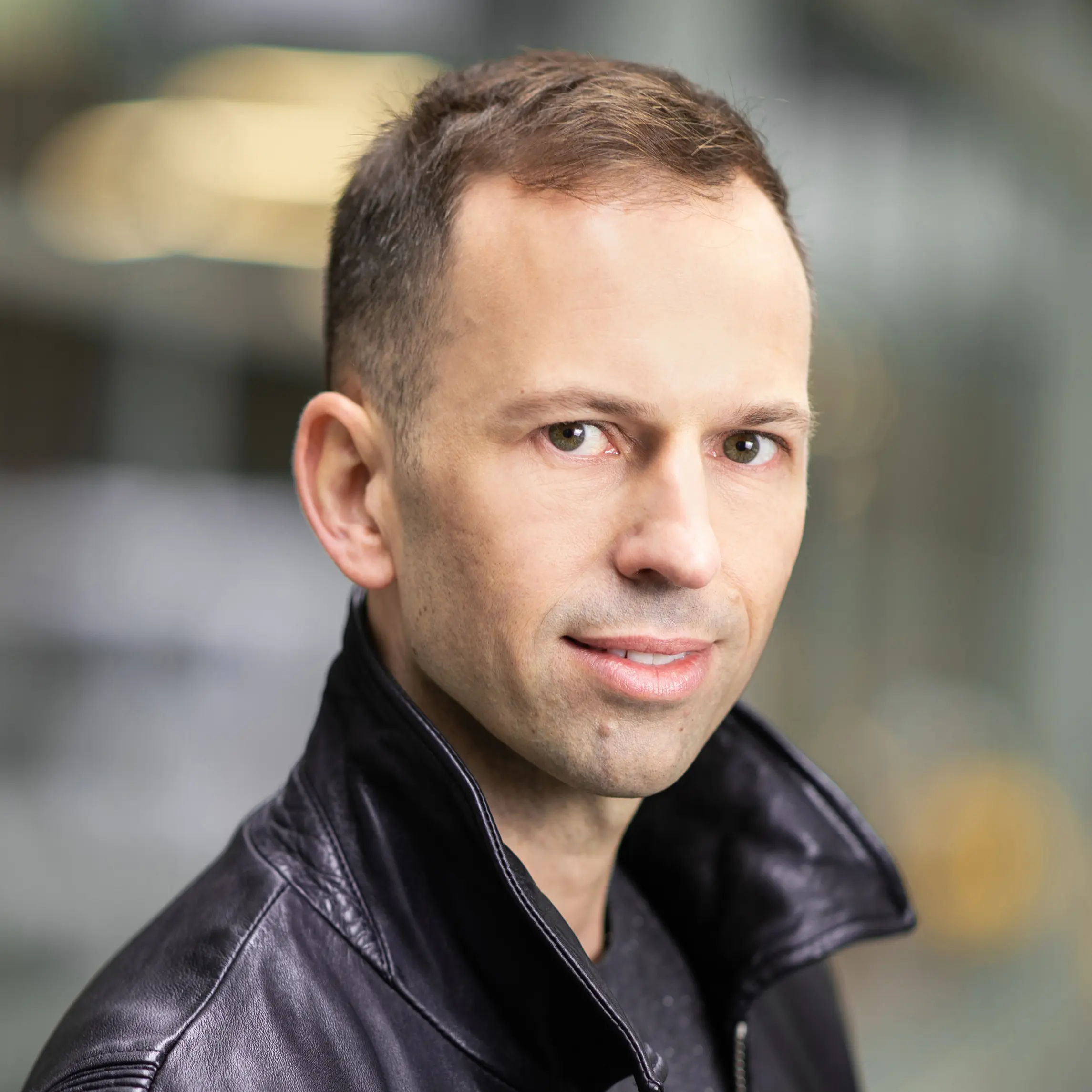https://otava.staging.bojaco.com/wp-content/uploads/2023/12/Victor-Dixen-photo.webp