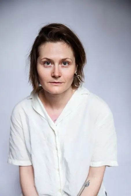 Oksana Vasjakina kääntää nyt katseen äidistä isään: Aro käsittelee köyhyyttä, vihaa ja häpeää avoimen suorapuheisesti