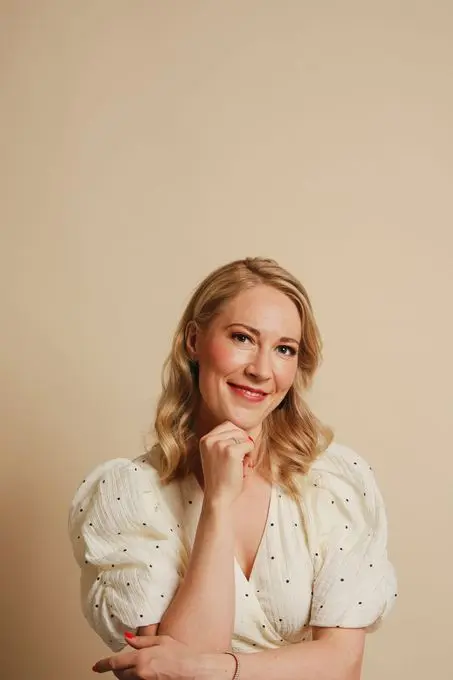 Aivotutkija Mona Moisala: “Teen töitä keskimäärin neljä tuntia päivässä” – Uutuuskirjassaan Tyhmä työelämä Moisala antaa avaimet fiksumpaan työkulttuuriin